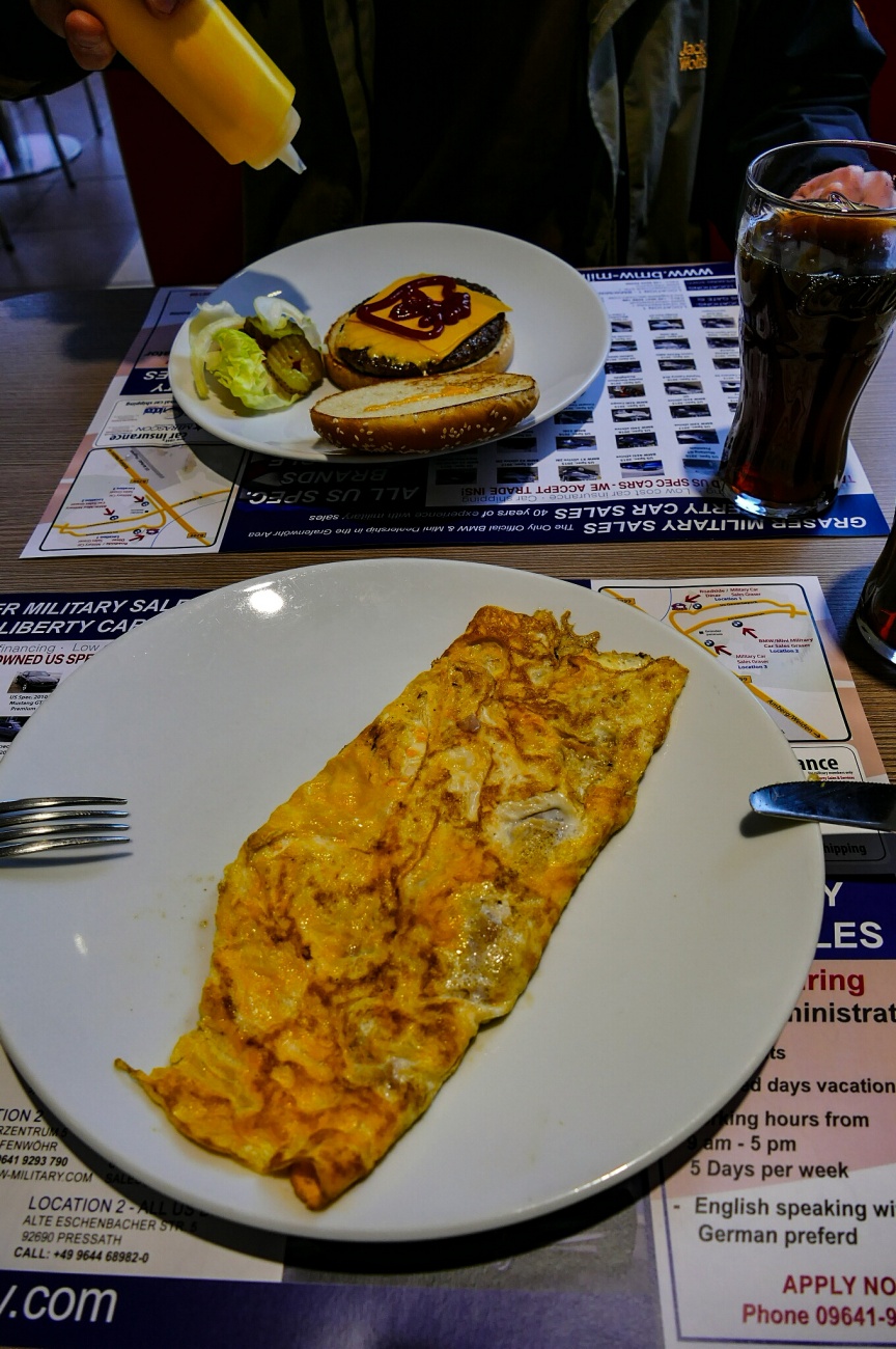 Foto: Martin Zehrer - Essen beim Amerikaner... Typisch... ;-) 