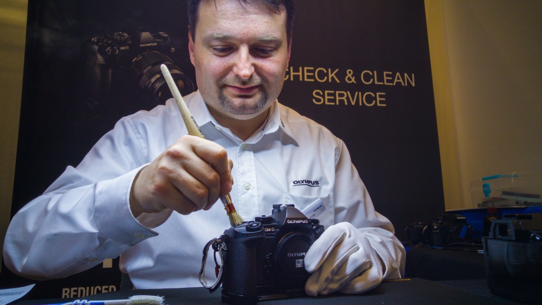 Foto: Martin Zehrer - Kamera-Service am Olympus-Messestand auf den Brenner Fototagen in Weiden...  