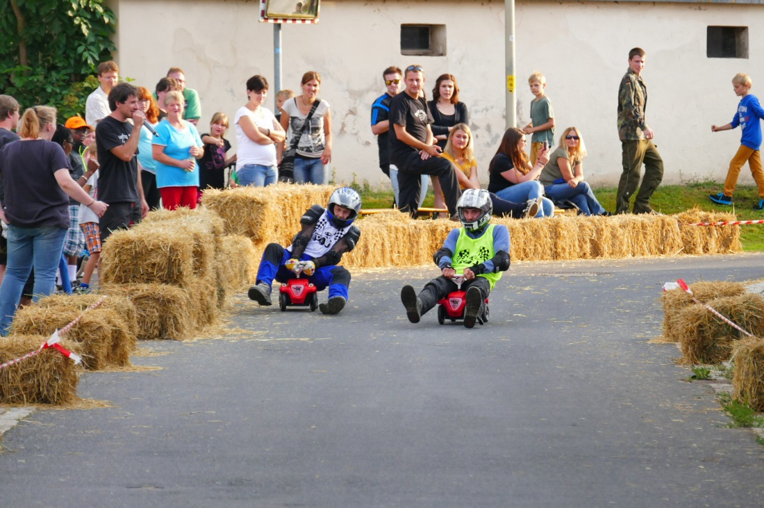 Foto: Martin Zehrer - Genial - Die legendären Bobbycar Meisterschaft in Preißach. <br />
"Den of Vice" veranstaltete heute das 3. Bobbycar-Rennen durch die Ortschaft Preißach. <br />
Zig Starter rasten  