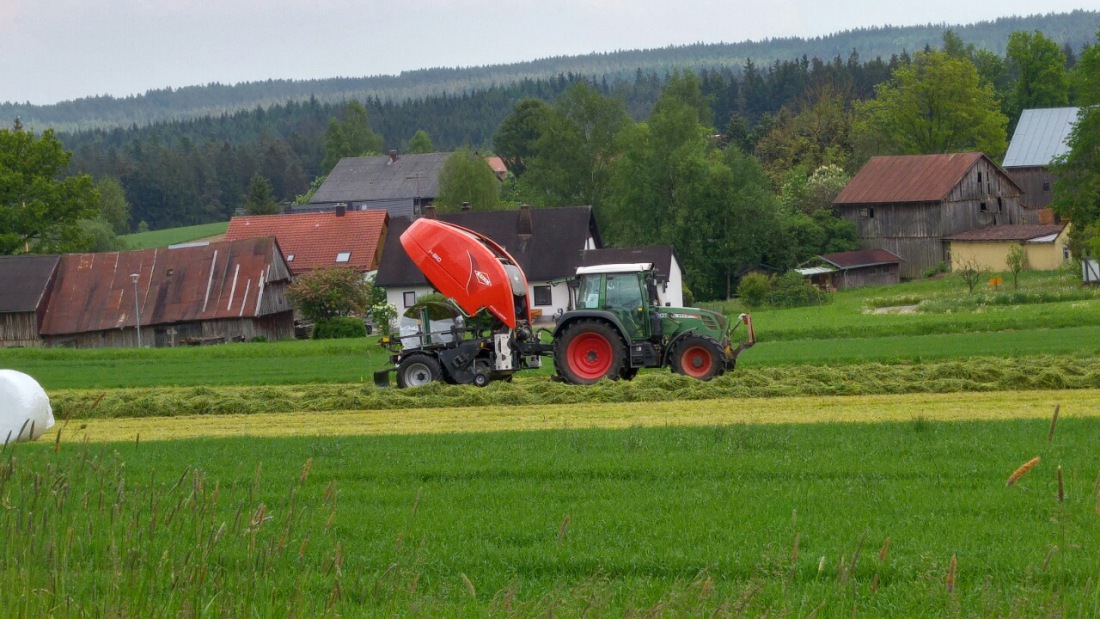 Foto: Martin Zehrer - Ballenpresse am Fendt bei Hermannsreuth... Der Ballen hinten drauf ist gerade zu 70 Prozent gewickelt... 