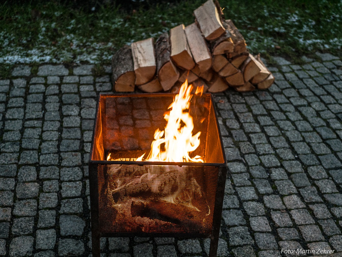 Foto: Martin Zehrer - Candle-Light-Shopping Kemnath 2017... Überall waren Feuerkörbe zum Aufwärmen bereitgestellt... passt perfekt zur Adventszeit! 