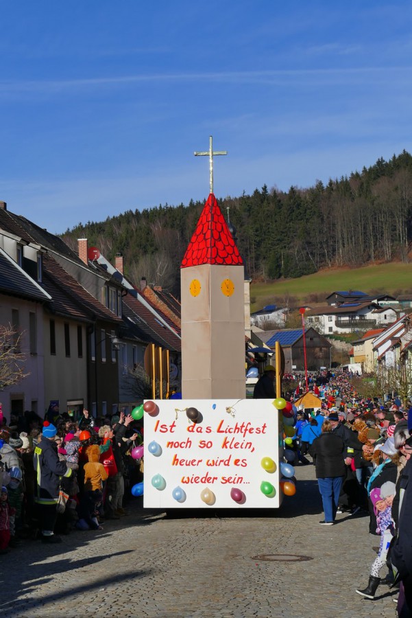 Foto: Martin Zehrer - 44. Faschingszug durch Waldeck am 7. Februar 2016!<br />
<br />
Tanzen, lachen und Gaudi machen ;-)<br />
<br />
Viele Gaudiwagen und unzählige Besucher trafen in Waldeck aufeinander.<br />
Die M 