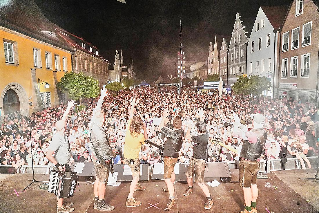 Foto: Martin Zehrer - Das 15 Jahre Jubiläumsfestival der Troglauer<br />
<br />
Gigantische Stimmung, nette Menschen, beste HEAVY VOLXMUSIK, top Location<br />
<br />
27. Juli 2019 