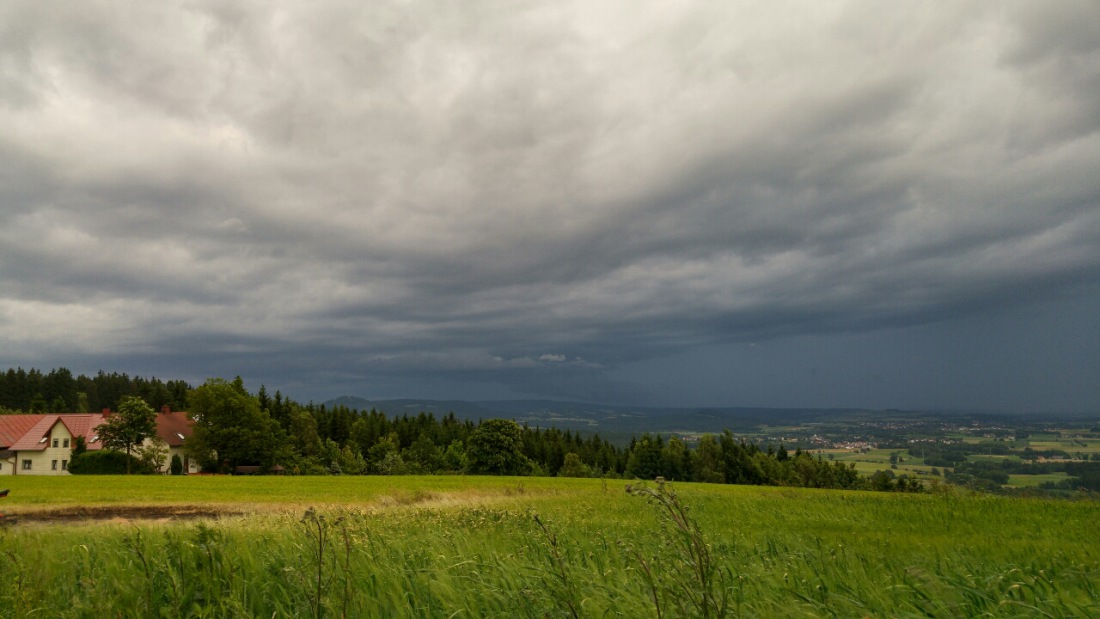 Foto: Martin Zehrer - 25. Juni 2016 - 21:00Uhr<br />
Regenfront vom Rauhen Kulm her aufziehend. <br />
Keine Angste - keine Gewitter bzw keine Blitze in Sicht ;-) 