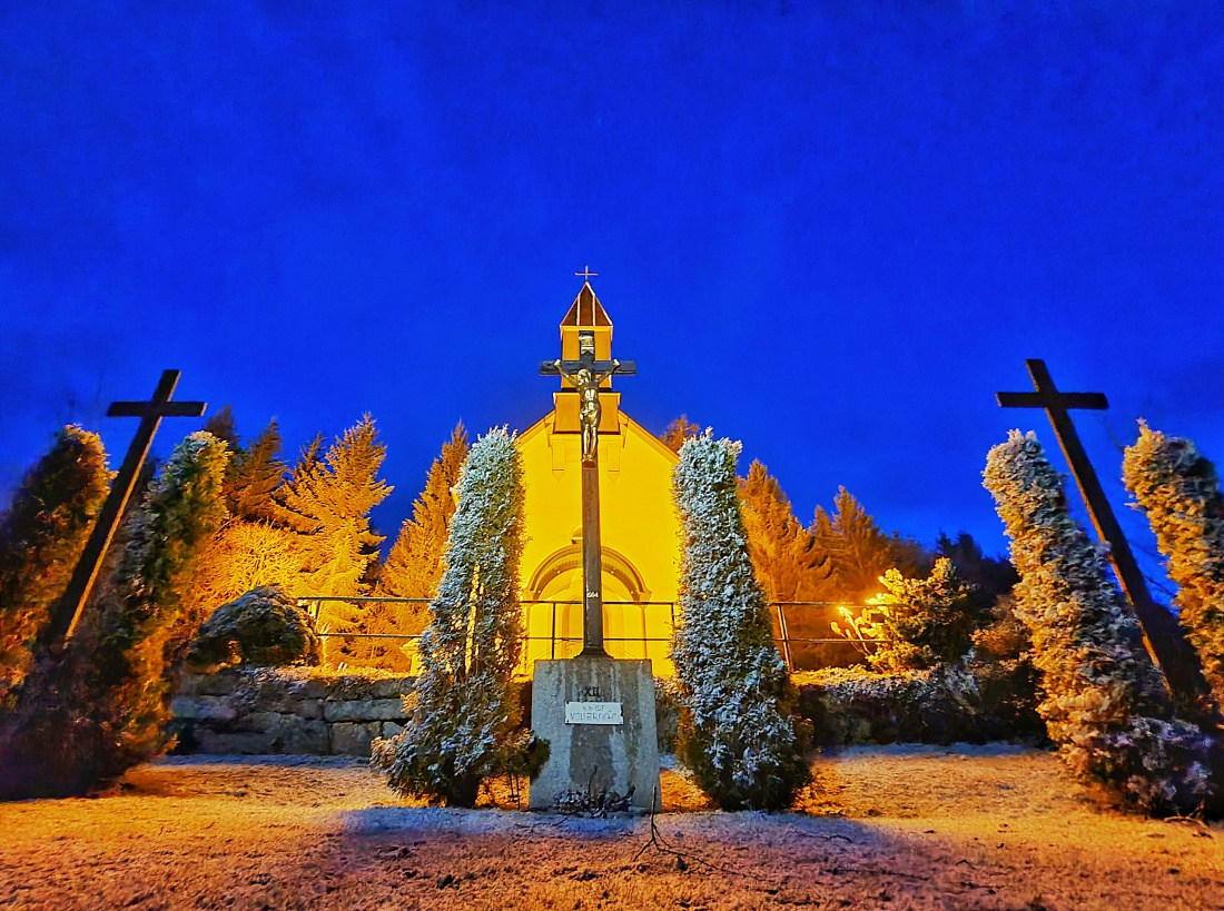 Foto: Jennifer Müller - Die Herz-Jesu-Kapelle am Kalvarienberg über den Dächern von Ebnath.  