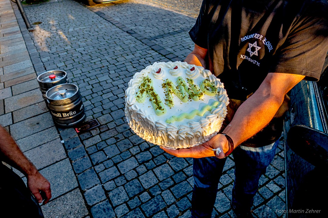 Foto: Martin Zehrer - Sieht lecker aus, 1 Mio. Kilometer-Torte für Helmut :-D 