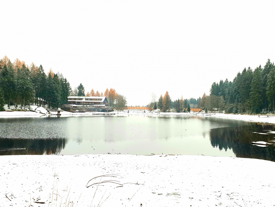 Foto: Martin Zehrer - Es liegt Schnee um den Fichtelsee herum. Heute, am 27.11.2021, hat es ein paar Zentimeter geschneit. 