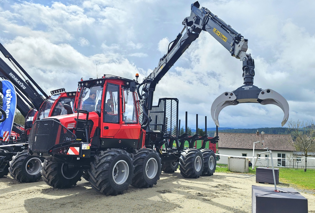 30 Jahre HOWA Land- und Forsttechnik

Am 18. und 19. April 2026 feierte HOWA Land- und Forsttechnik sein 30-jähriges Firmenjubiläum auf dem Firmengelände in Neusorg - und das mit großem Erfolg. Zahlreiche Kunden, Partner und Interessierte nutzten die Gelegenheit, um gemeinsam dieses besondere Ereignis zu feiern. Die Veranstaltung war an beiden Tagen sehr gut besucht, und besonders erfreulich war, dass auch viele Familien vor Ort waren und das Fest gemeinsam genossen.

Im Mittelpunkt stand die große Land- und Forstmaschinenausstellung mit namhaften Herstellern wie Fendt, Komatsu und weiteren. Ein besonderes Highlight waren die Live-Vorführungen der maschinellen Holzernte mit modernen Komatsu-Maschinen, darunter der Harvester 931 XC und der Forwarder 855, die eindrucksvoll ihr Können unter Beweis stellten.

Der Samstag bot neben der Ausstellung auch eine stimmungsvolle Abendveranstaltung mit Live-Musik. Bei der HOWA Party wurde bis in die Nacht hinein gefeiert und das Jubiläum gebührend gewürdigt.

Am Sonntag startete der Tag mit einem offiziellen Teil und Grußworten, gefolgt von einem zünftigen Weißwurstfrühstück mit Blasmusik. Für beste Unterhaltung sorgten am Nachmittag die Heusterz Musikanten. Während des gesamten Wochenendes wurde den Besuchern ein buntes Rahmenprogramm geboten - von Kinderattraktionen wie Hüpfburg und Kinderschminken bis hin zu kulinarischer Verpflegung und Getränken.

Das 30-jährige Jubiläum war ein voller Erfolg und ein gelungenes Fest für Jung und Alt.