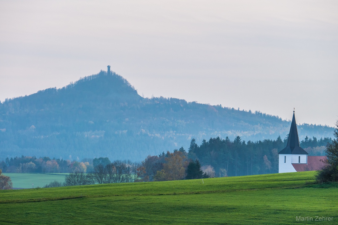 Foto: Martin Zehrer - Der Rauhe Kulm im Hintergrund, im Vordergrund die oberndorfer Kirche... 