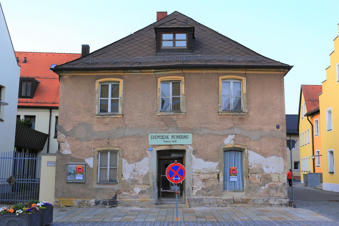 Foto: Martin Zehrer - Die ehemalige Chemische Reinigung von Kemnath.<br />
Das Gebäude wurde abgerissen und heute befindet sich an der Stelle ein wunderschöner, kleiner Park.<br />
<br />
In regelmäßigen Abs 