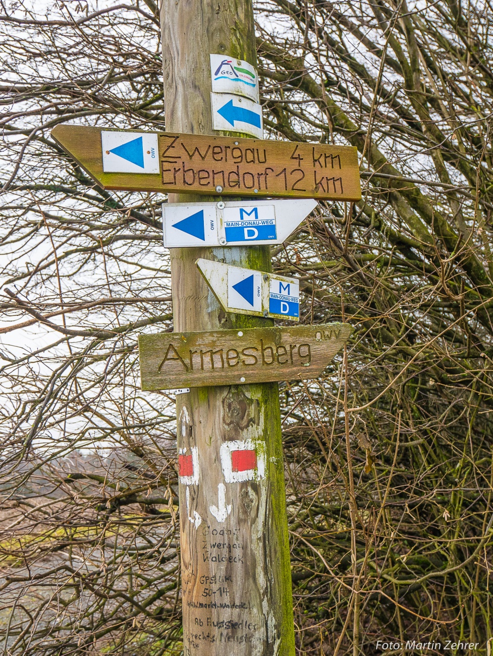 Foto: Martin Zehrer - Wandern auf dem Armesberg zwischen Godas, Erdenweis und Kulmain. Man trifft immer wieder auf entsprechende Wegweiser... 