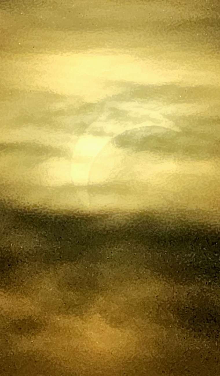 12. August 2026 um 20:03 Uhr...
Noch gut hinter den Wolken zu erkennen:
Der Mond wandert vor die Sonne und verdeckt sie immer mehr.
Droben in Godas war das himmlische Schauapiel gut zu erkennen. Viele Untergangsbeobachter waren nach Godas angereist...