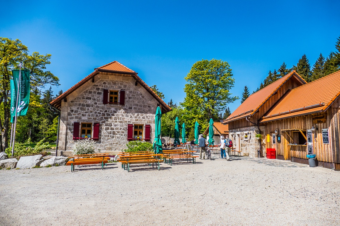 Foto: Martin Zehrer - Das Waldhaus im Steinwald am Vormittag, dem 5. Mai 2018... Unglaubliches Wanderwetter! Es liegt auch direkt am Weg zum Oberpfalzturm bzw. zur Platte im Steinwald!<br />
<br />
Ziel 