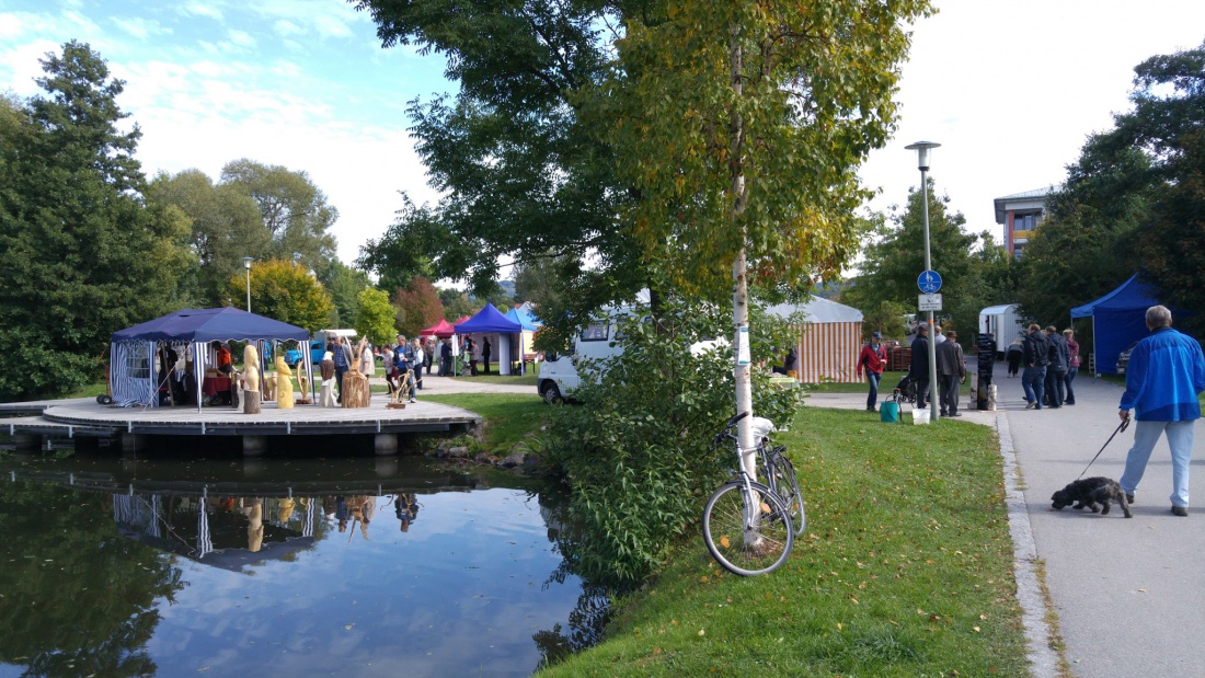 Foto: Martin Zehrer - Der Blick über den kemnather Stadtweiher auf das Fisch-Fest... 