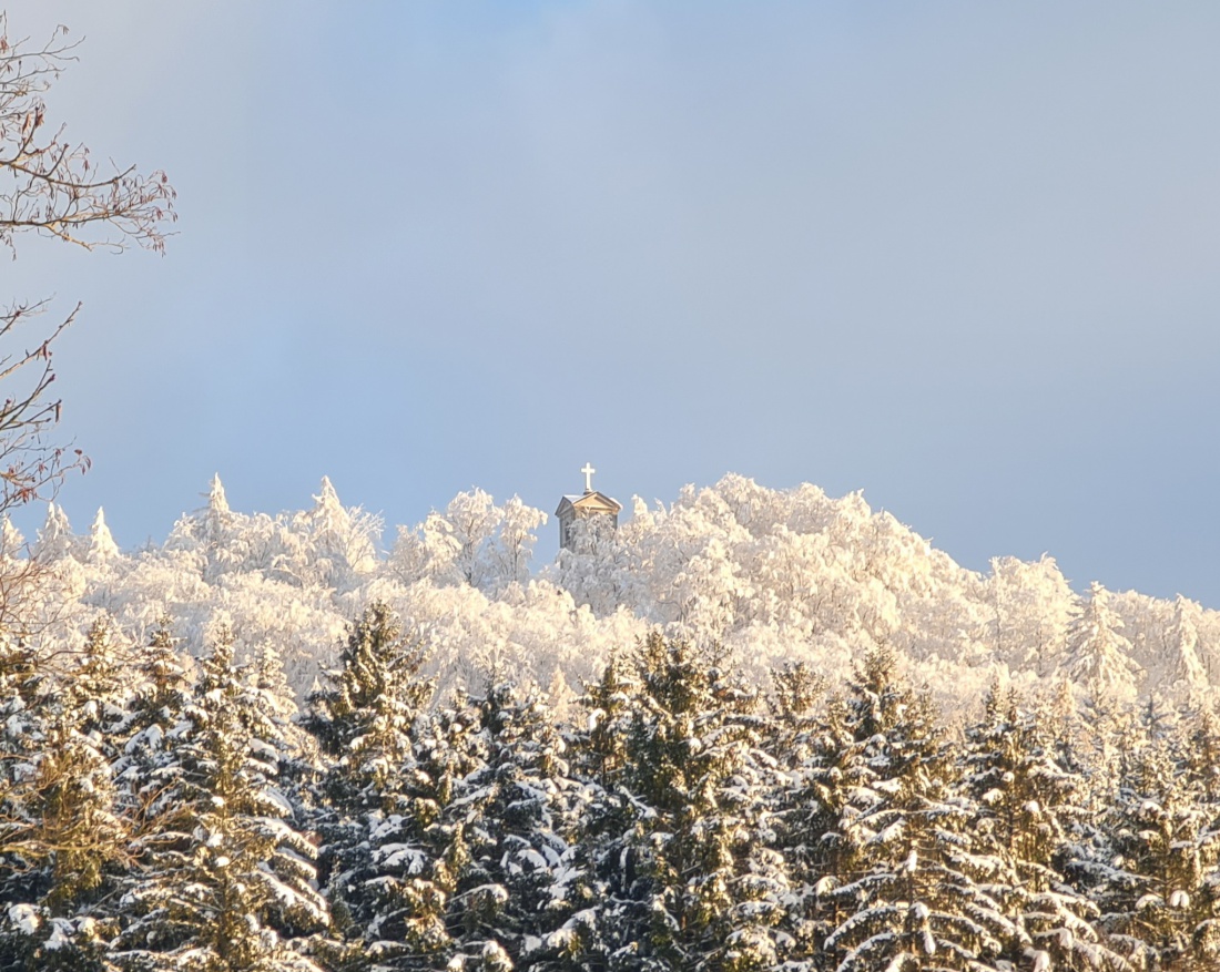 Foto: Martin Zehrer - Die verschneite Kirche am winterlichen Armesberg  