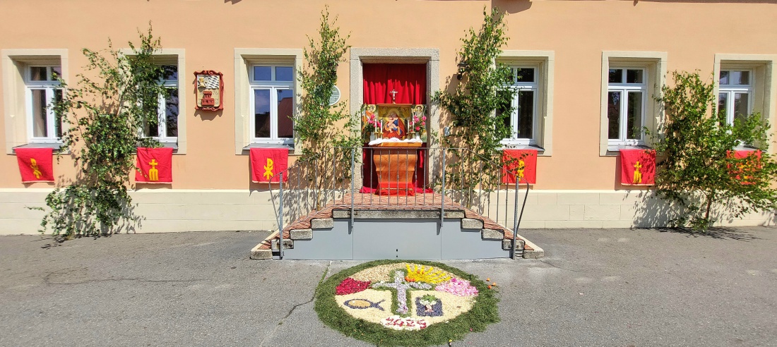 Foto: Martin Zehrer - Der Fronleichnams-Altar vor der ehemaligen Mädchenschule in Kemnath. <br />
<br />
Der wunderschön gestaltete Altar am Gsellnhaus in Kemnath.<br />
<br />
Fronleichnam in Bayern: Ein Fest de 
