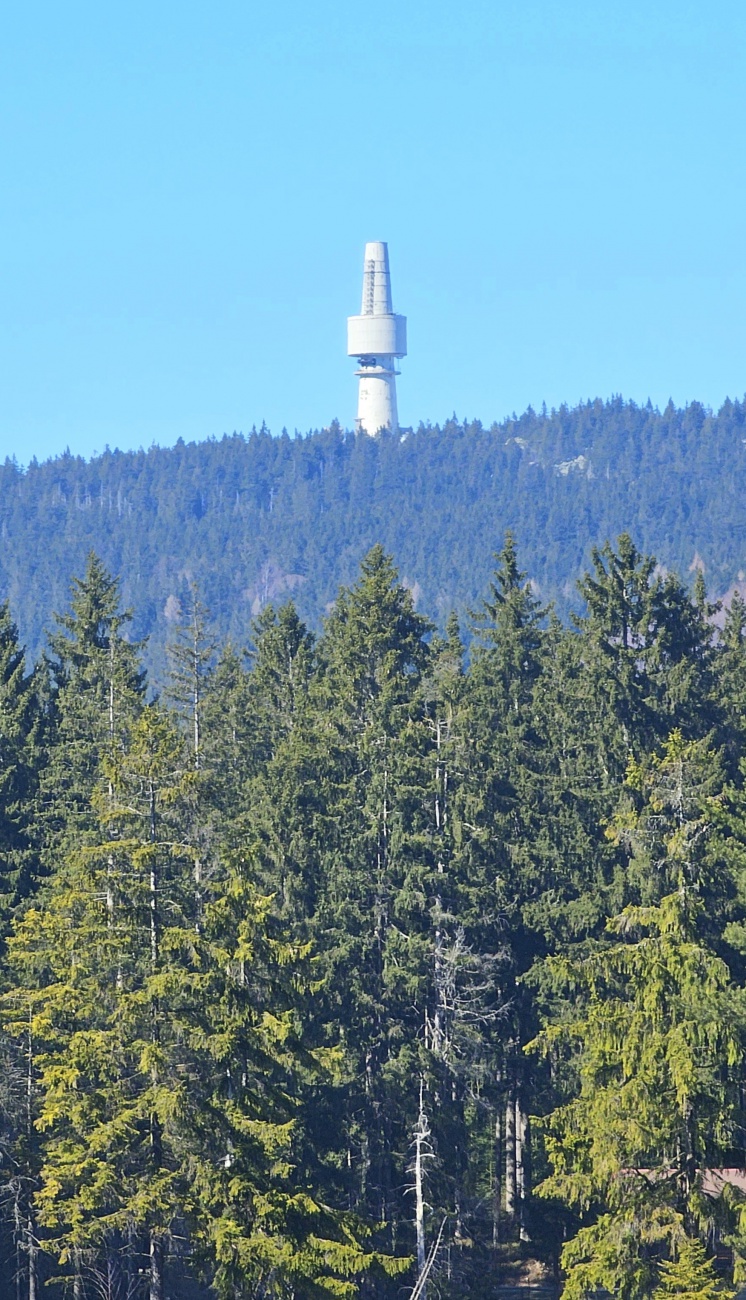 Der ehemalige Abhörturm auf dem Schneeberg.
Früher diente dieser Turm im Kalten Krieg zur Aufklärung im nahen Osten.