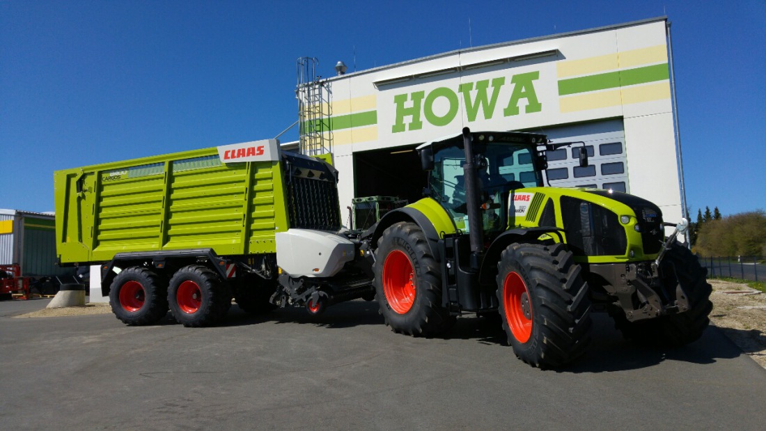 Foto: Martin Zehrer - Ein CLAAS-Gespann zu sehen beim 20-jährigen Jubiläum der HOWA Neusorg 