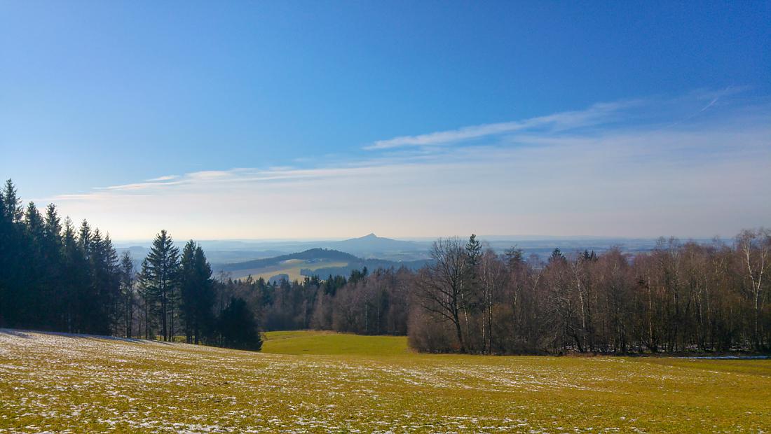 Foto: Martin Zehrer - Herrliche Aussicht vom Armesberg aus über den Anzenstein zum Rauhen Kulm...<br />
<br />
Das Wetter war an diesem 8. Februar 2020 zumindest Mittags noch wunderschön. 