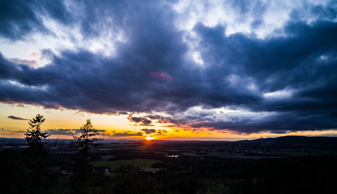 Foto: Martin Zehrer - Wuuuhhhhuuuhuu... <br />
Herbst-Abend übern Kemnather-Land... Wind, Wolken, das Bäume-Rauschen, die letzten Sonnenstrahlen an diesem Tag...<br />
<br />
Und eine hammermäßig frische Luf 