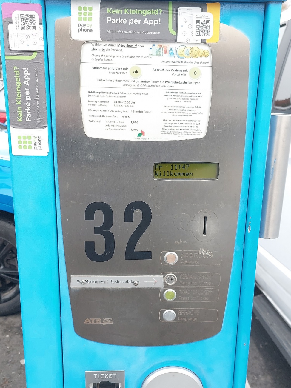 Foto: Martin Zehrer - Der Parkautomat ermöglicht die Bezahlung von Parkgebühren in ausgewiesenen Bereichen. Benutzer können Münzen einwerfen oder alternativ per App bezahlen, wie durch den QR- 