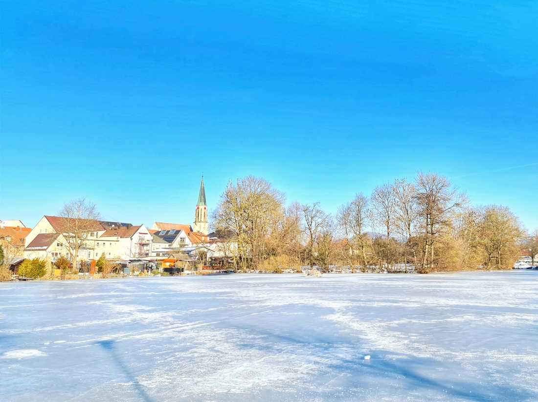 Der zugefrorene Stadtweiher in Kemnath 