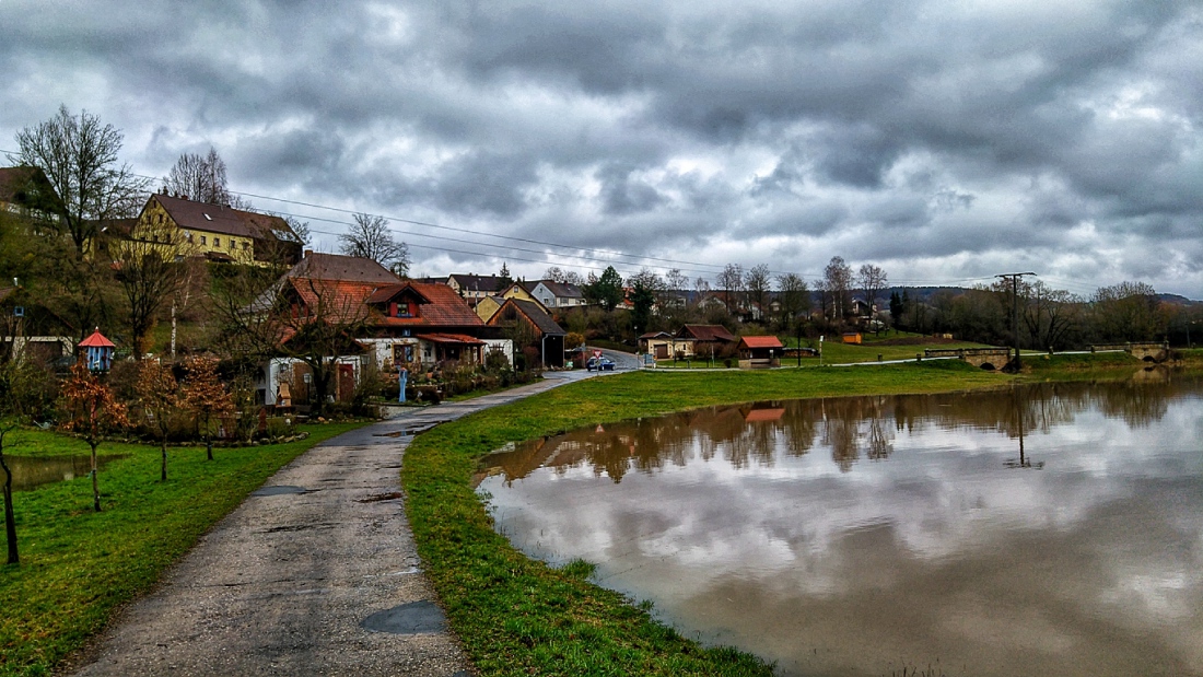 Foto: Martin Zehrer - Hochwasser auf der Wiese... Nur noch ein paar Zentimeter bis zu dem Haus.<br />
<br />
Wetter am 16. März 2019 