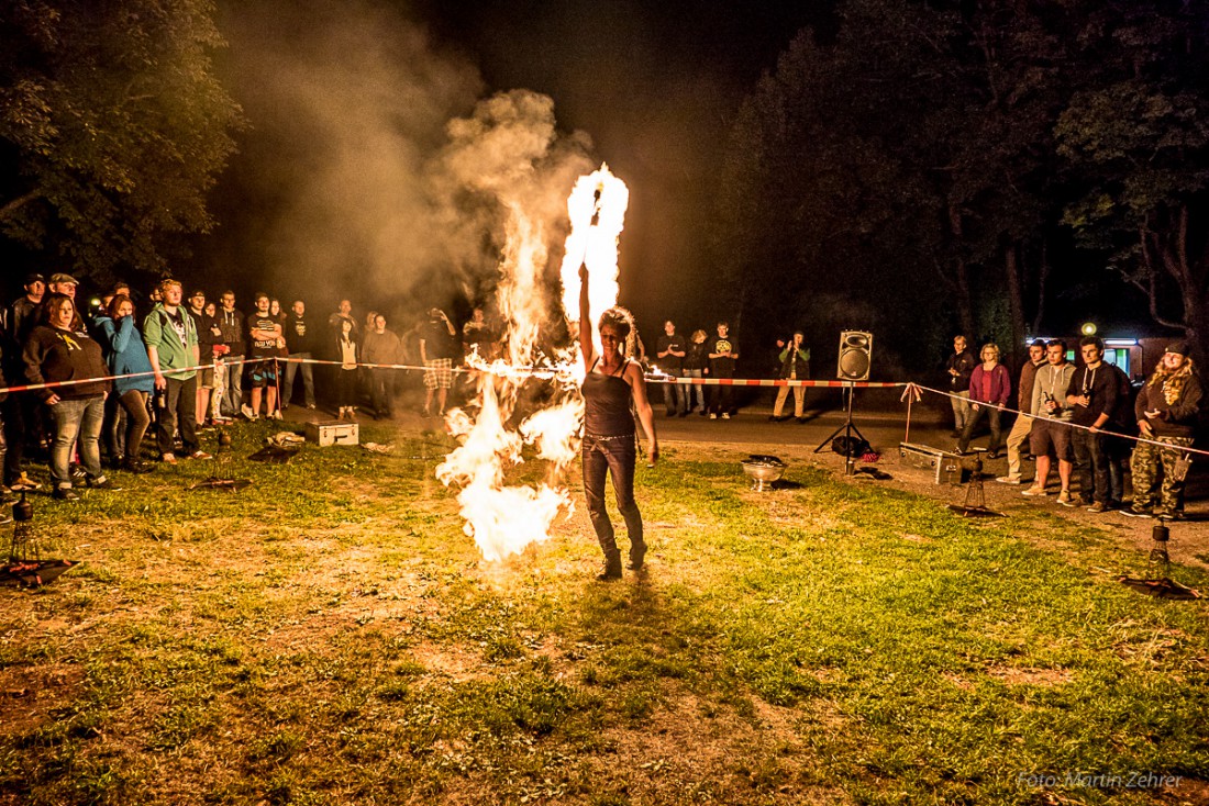 Foto: Martin Zehrer - Feuer-Event der besonderen Art - Lady Firesmile mit ihrer Feuershow auf der Monsichelnacht in Selb - Verzauberte Besucher... 
