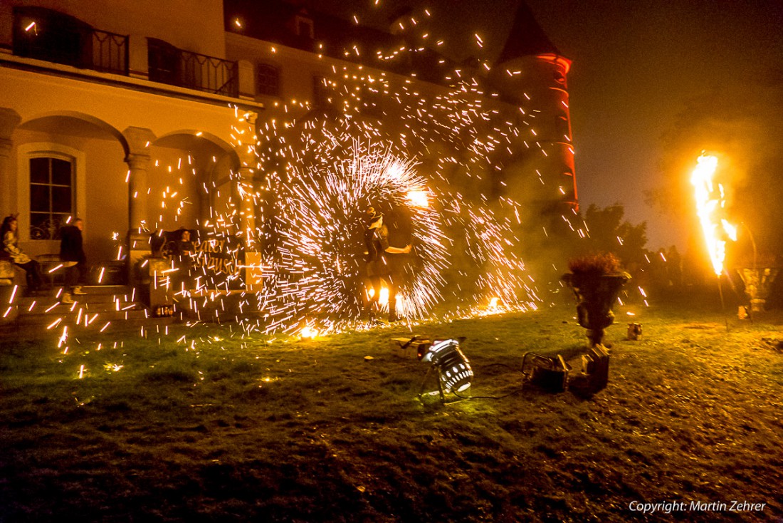 Foto: Martin Zehrer - Theater Sinnesrausch gabt hinter dem Schloss eine Feuershow. Es sprühten die Funken vor einer einmaligen Kulisse. 