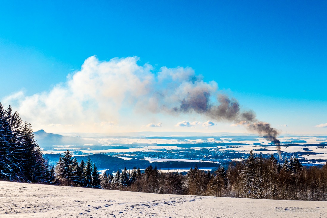 Foto: Martin Zehrer - 6. Januar 2017 - Was für ein Wintertag! Der Blick vom Armesberg ins kemnather Land runter...<br />
<br />
Scheinbar brannte es an diesem Tag in der Nähe von Kemnath... 