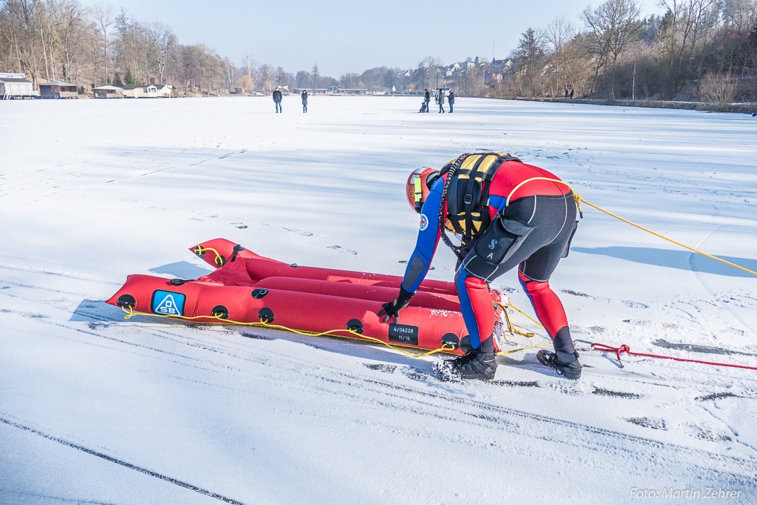 Foto: Martin Zehrer - Es geht los... Der Kollege der Wasserwacht Eschenbach macht sich mit einem speziellen Rettungsschlitten gut gesichert auf den Weg zur im Eis eingebrochenen Person.  