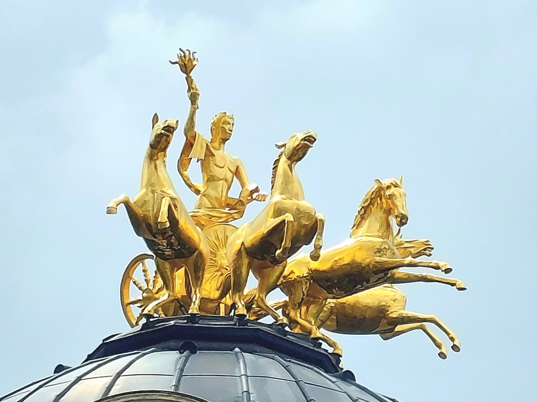 Foto: Martin Zehrer - Goldene Quadriga auf einem Dach in der Eremitage Bayreuth... 