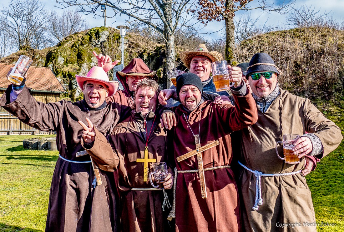 Foto: Martin Zehrer - Heelllaauuuu!!! Schwarten-Club! ;-)<br />
<br />
44. Faschingszug durch Waldeck am 7. Februar 2016!<br />
<br />
Tanzen, lachen und Gaudi machen ;-)<br />
<br />
Viele Gaudiwagen und unzählige Besuche 