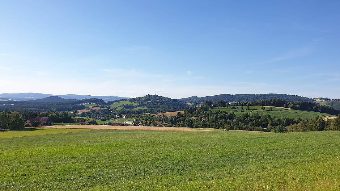 Foto: Martin Zehrer - Der Blick vom Berg Kusch zum Schlossberg bei Waldeck. Dazwischen das Dorf Atzmannsberg... 