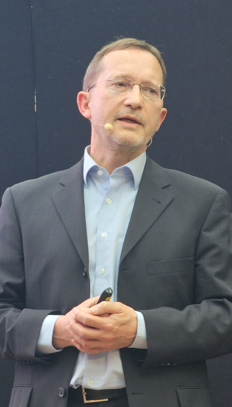 Jochen Jahn: Rechtssicherheit im Umgang mit KI

Mit seinem Vortrag "KI & Recht - Risiken vermeiden" lieferte Jochen Jahn auf dem KI-Zukunftstag in Bayreuth wichtige Orientierung zu den rechtlichen Rahmenbedingungen beim Einsatz von Künstlicher Intelligenz.

Im Mittelpunkt standen die typischen Risiken, denen Unternehmen im Umgang mit KI begegnen können. Dabei machte Jahn deutlich, dass insbesondere Themen wie Datenschutz, Haftung und die neue KI-Verordnung zunehmend an Bedeutung gewinnen und aktiv berücksichtigt werden müssen.

Anschaulich erläuterte er die aktuellen gesetzlichen Anf o r d e r ungen und zeigte auf, welche Pflichten bereits heute bestehen und welche Entwicklungen Unternehmen in naher Zukunft erwarten. Ein besonderer Mehrwert für die Teilnehmenden waren seine praxisnahen Handlungsempfehlungen: Mit klar formulierten Sofortmaßnahmen gab er konkrete Hinweise, wie sich Unternehmen rechtlich absichern und Risiken frühzeitig vermeiden können.

Darüber hinaus betonte Jochen Jahn die Bedeutung von Transparenz und der Einbindung von Mitarbeitenden beim Einsatz von KI-Systemen - Aspekte, die nicht nur rechtlich, sondern auch organisatorisch entscheidend sind.

Das Publikum profitierte spürbar von der verständlichen Aufbereitung komplexer juristischer Themen. Der Vortrag zeigte eindrucksvoll, dass Rechtssicherheit ein zentraler Erfolgsfaktor für den nachhaltigen Einsatz von KI in Unternehmen ist.