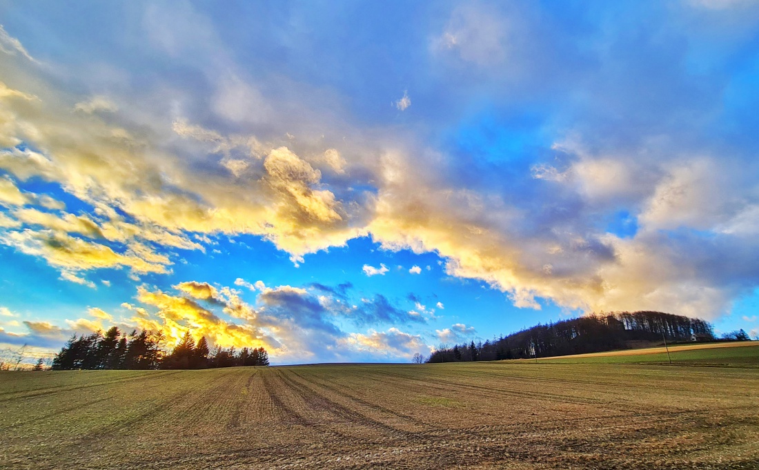 Foto: Jennifer Müller - Heute genossen wir bei einem Spaziergang zwischen Godas und dem Armesberg die tolle Aussicht und wurden obendrein mit einem spektakulären Sonnenuntergang belohnt. 