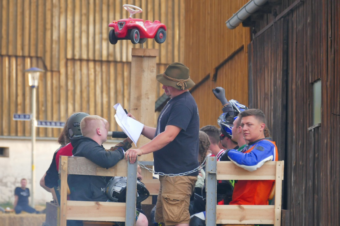 Foto: Martin Zehrer - Genial - Die legendären Bobbycar Meisterschaft in Preißach. <br />
"Den of Vice" veranstaltete heute das 3. Bobbycar-Rennen durch die Ortschaft Preißach. <br />
Zig Starter rasten  
