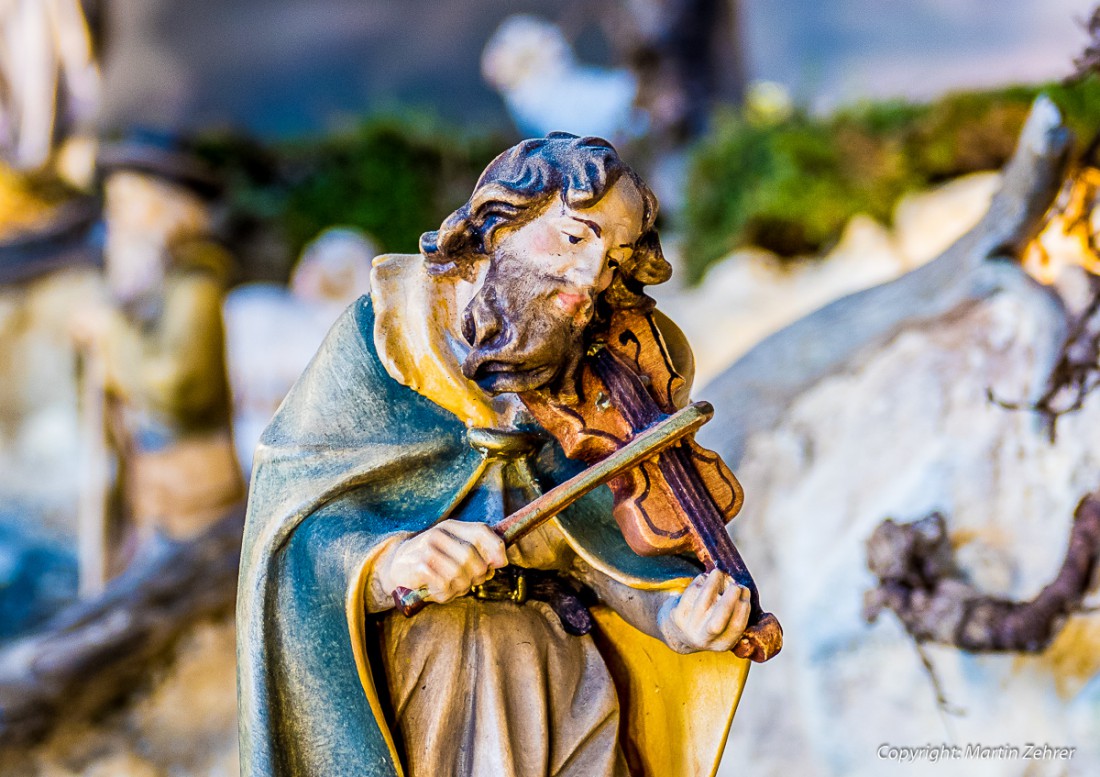 Foto: Martin Zehrer - Der Geigenmann, gesehen in der Weihnachtskrippe von Gerhard Schinner aus Ebnath. 