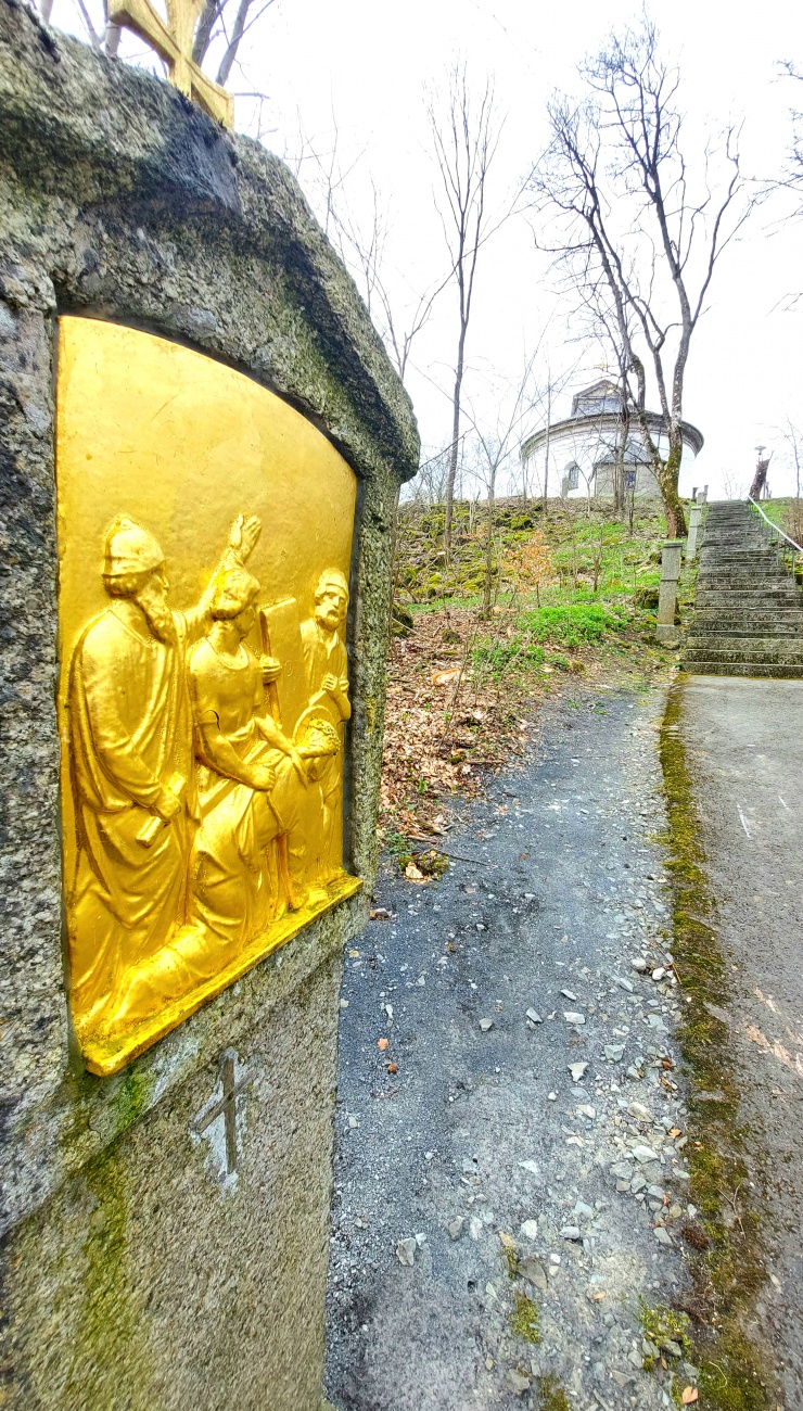 Foto: Martin Zehrer - Eine Station des Kreuzweges  auf dem Weg hoch zur Wallfahrtskirche Armesberg. 