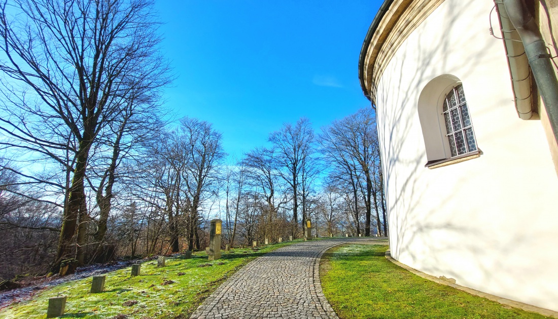 Foto: Martin Zehrer - Der Weg um die Armesberg-Kirche herum. 