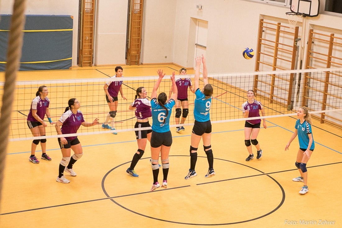 Foto: Martin Zehrer - Spannend bis zur letzten Sekunde! Geschmettert und geblockt... wo wird der Ball landen?! <br />
<br />
TUS Neusorg Volleyball vs. VGF Marktredwitz II beim Heimspieltag in Neusorg a 