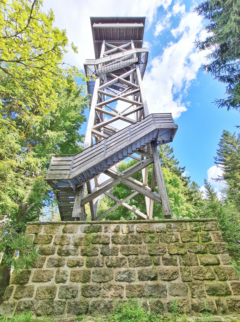 Foto: Jennifer Müller - Der Oberpfalzturm... Das Wahrzeichen des Steinwalds. Von Pfaben aus sind wir heute über das Waldhaus hoch zur Platte. Auf 946 Höhenmetern lädt der 35 Meter hohe Aussichts 