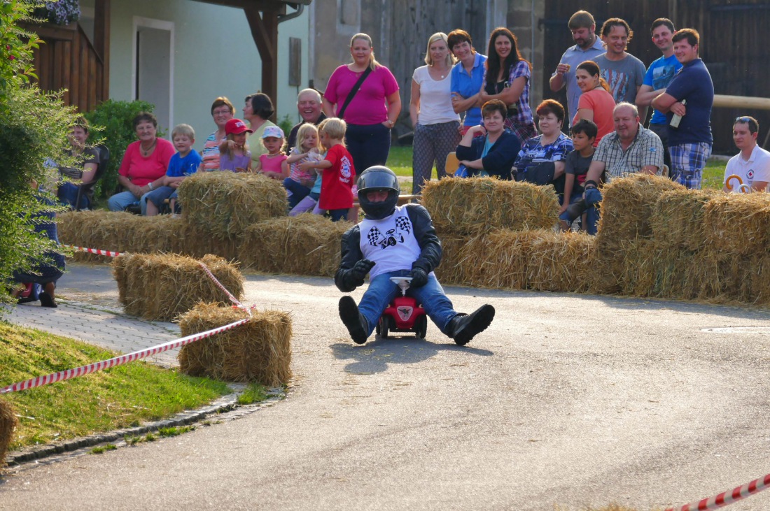 Foto: Martin Zehrer - Genial - Die legendären Bobbycar Meisterschaft in Preißach. <br />
"Den of Vice" veranstaltete heute das 3. Bobbycar-Rennen durch die Ortschaft Preißach. <br />
Zig Starter rasten  