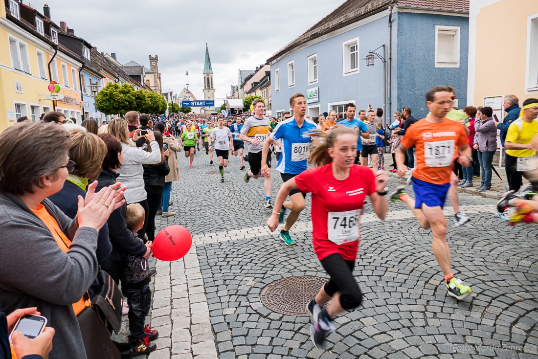 Foto: Martin Zehrer - Zu schnell für die Kamera ;-)<br />
<br />
Nofi-Lauf 2017: Start am Stadtplatz und Ziel beim Siemens... 5,9 Kilometer durch Kemnath und rund herum. Mehr als 8000 Teilnehmer fanden  