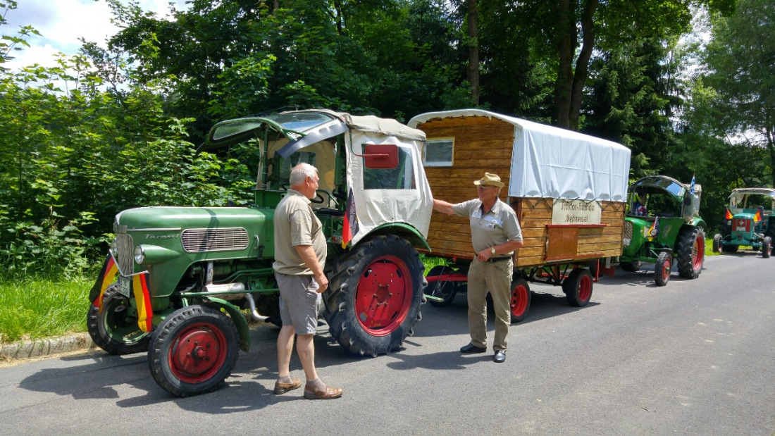 Foto: Martin Zehrer - Traktor-Freunde Mehlmeisel...<br />
Unterwegs mit den Oldtimer-Bulldogs in den Bayrischen Wald zum Treffen 