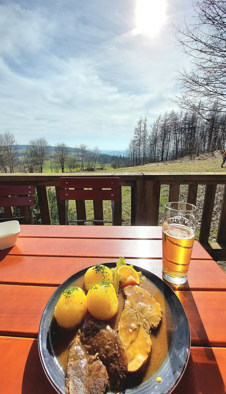 Foto: Martin Zehrer - Herrliches März-Wetter und ein riesiger Schweinebraten droben auf dem Armesberg im Mesnerhaus.  