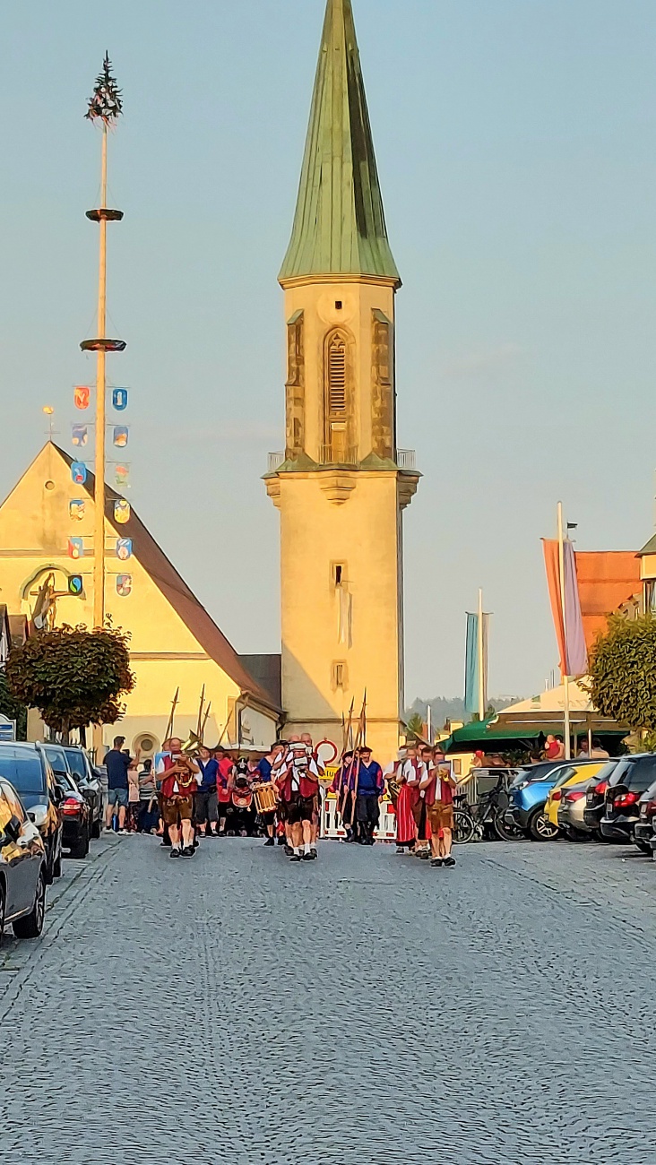Foto: Martin Zehrer - Der Einzug ins Kemnather Wiesenfest... 