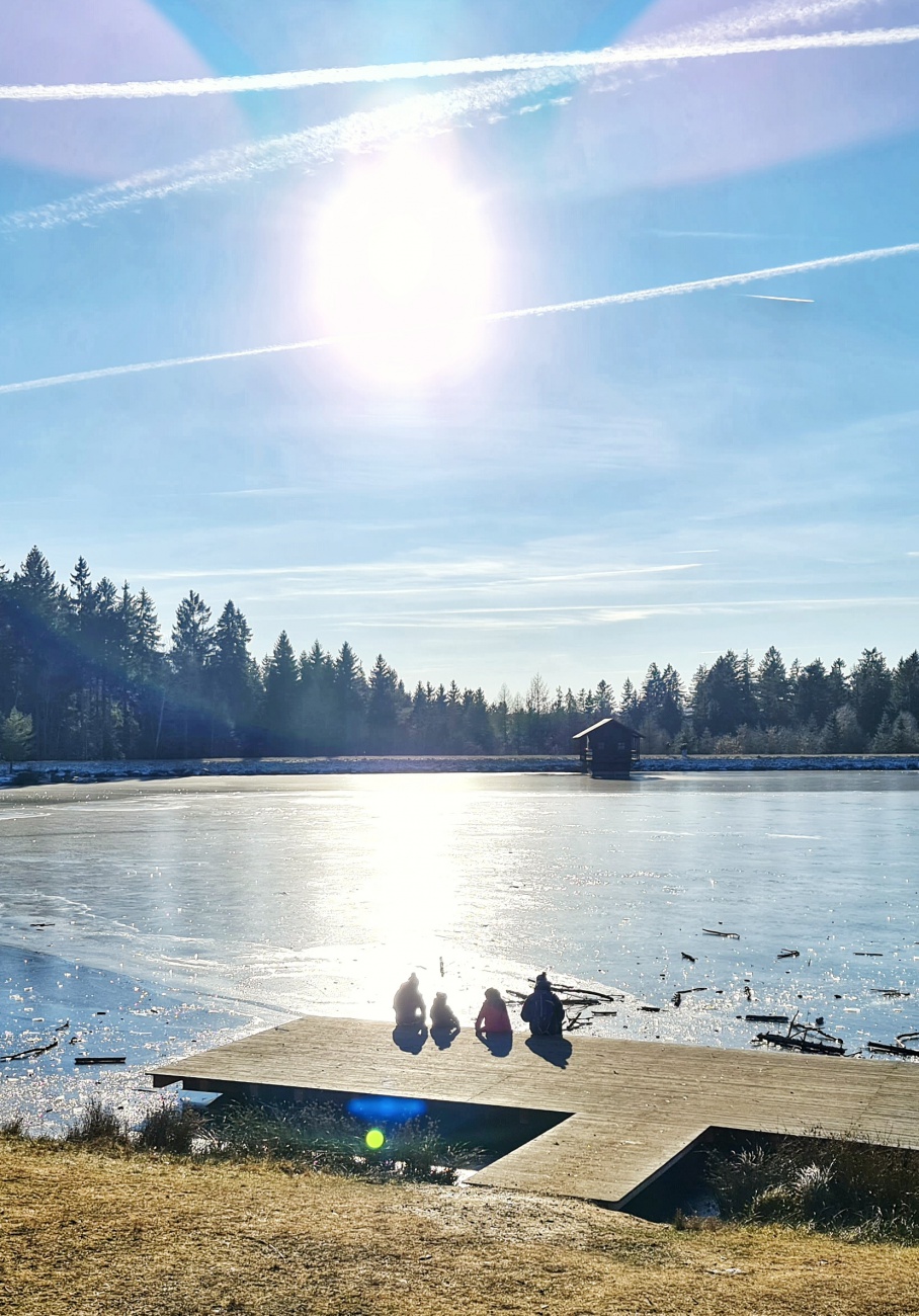Heute am Fichtelsee... einmalig schönes Winter-Wetter! Es ist kalt und die Sonne scheint mit aller Kraft.