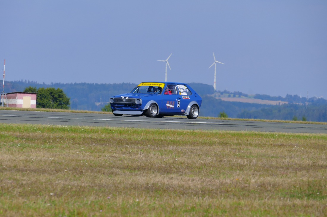 Foto: Martin Zehrer - Braucht bestimmt keinen Rückenwind!<br />
<br />
Flugplatz-Slalom des MSC-Sophiental. Bestes Wetter, top Teilnehmer, fairer Motorsport Nähe Bindlach! 