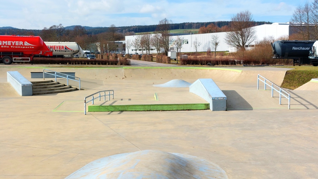 Foto: Martin Zehrer - Skaterpark in Marktredwitz...<br />
<br />
Skateboards sind eine Art von Sportgerät, das vor allem von jungen Leuten gerne genutzt wird. Sie bestehen aus einem Brett mit vier Räder 